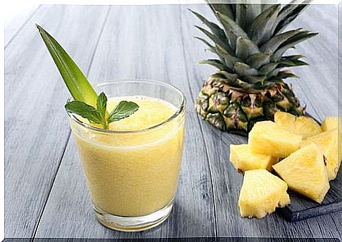 Pineapple smoothie for a bloated stomach