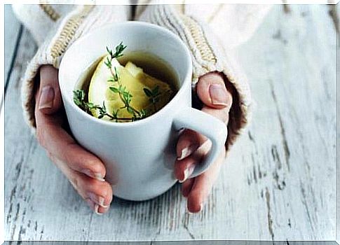 soothing teas for the elderly with lemon and thyme