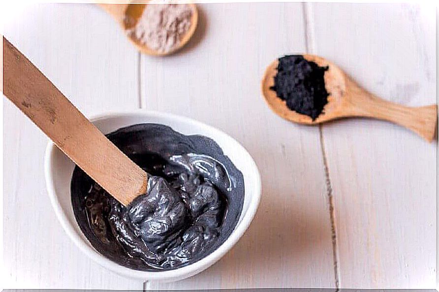 How to make this black face mask yourself at home
