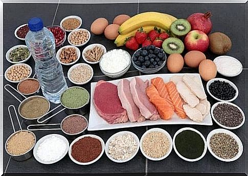 A number of foods are placed next to each other, including meat or fish with creatine. 