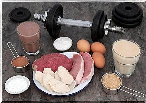 Next to the dumbbells there is a plate with meat, a few eggs and various drinks.