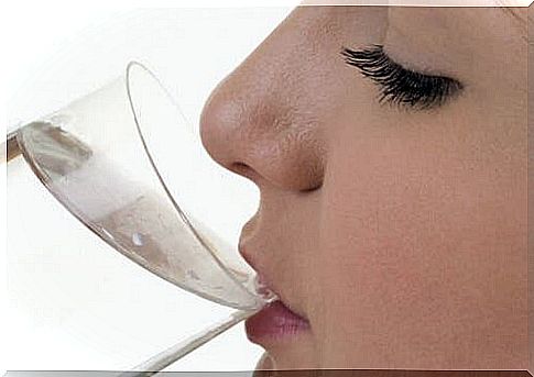 Diabetes insipidus - woman drinks water
