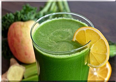 Green smoothie with spinach, lemon and apple