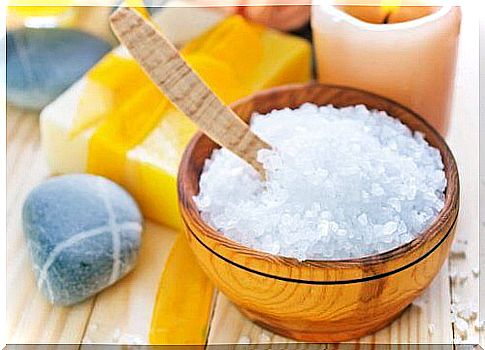 Sea salt for the treatment of aphthae