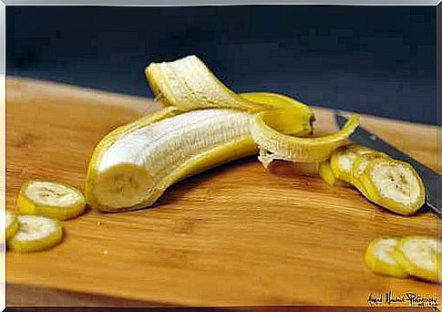 What are the benefits of consuming a banana every day?