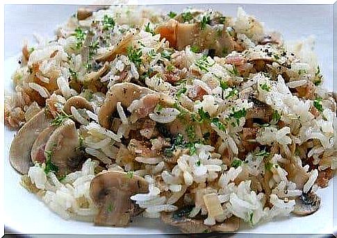 Whole grain rice salad with mushrooms