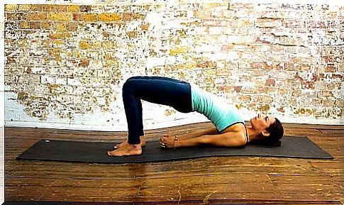 Yoga against sciatic pain bridge